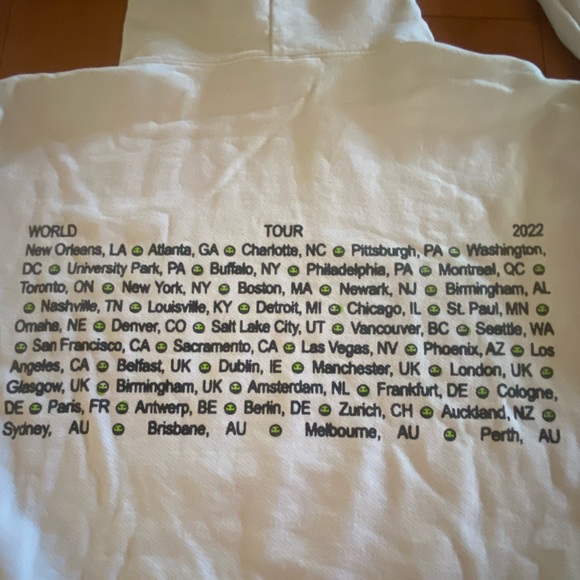 BILLIE EILLISH 2022  CONCERT OVERSIZED SWEATSHIRT  SIZE L - Picture 2 of 4